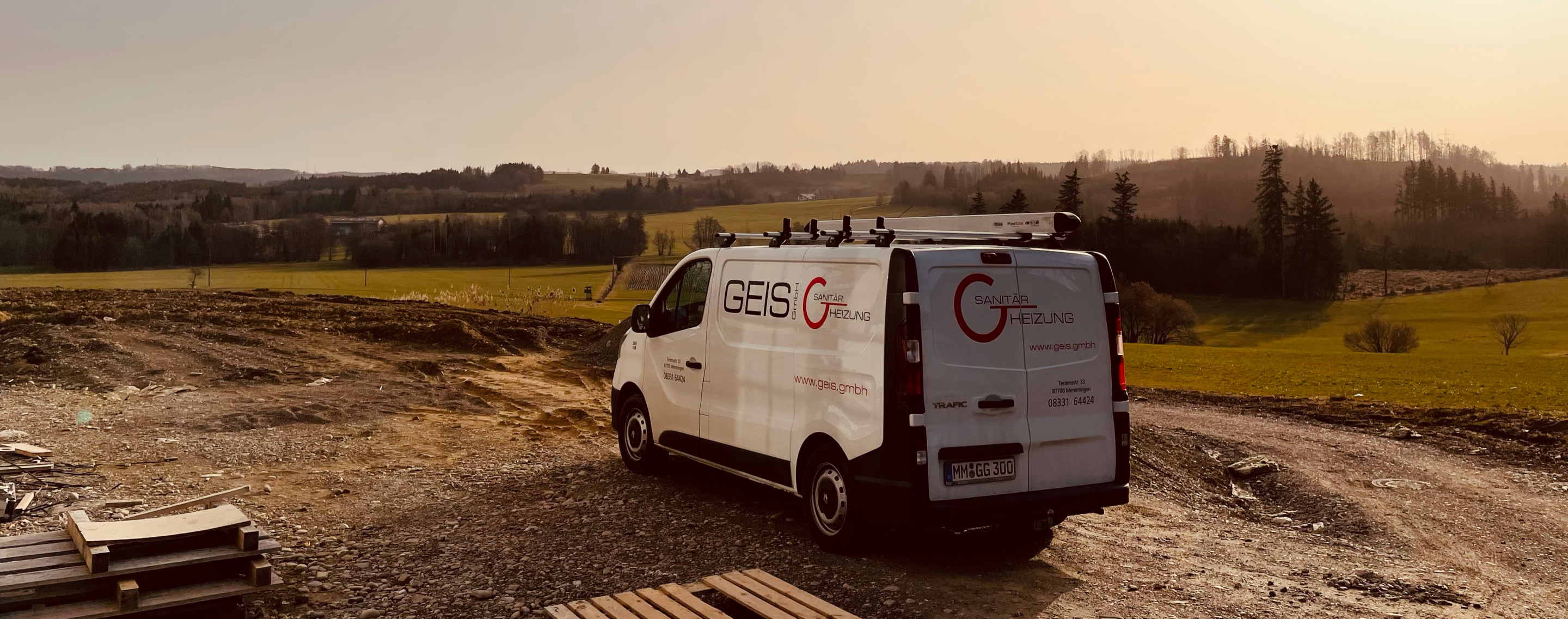 Fahrzeug auf der Baustelle Geis Sanitär + Heizung GmbH Wir erledigen alle Arbeiten rund um die Haustechnik